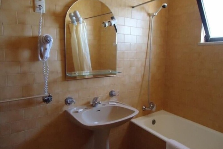 Room 15 of 37