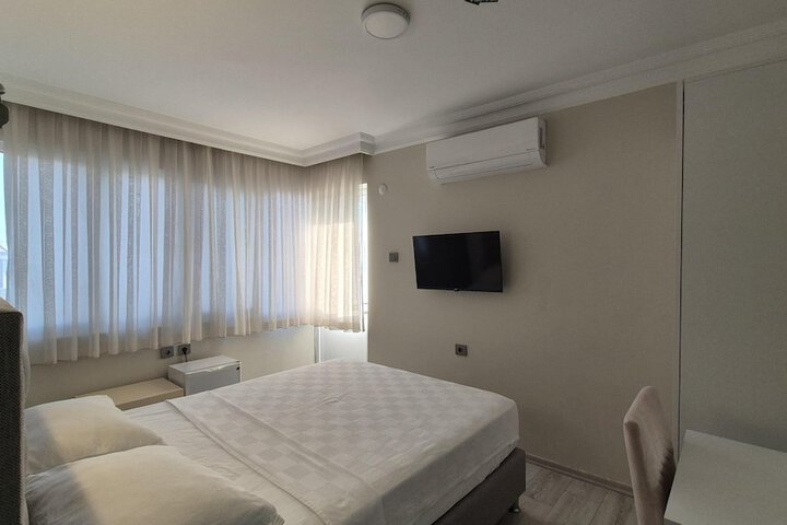 Room 33 of 102