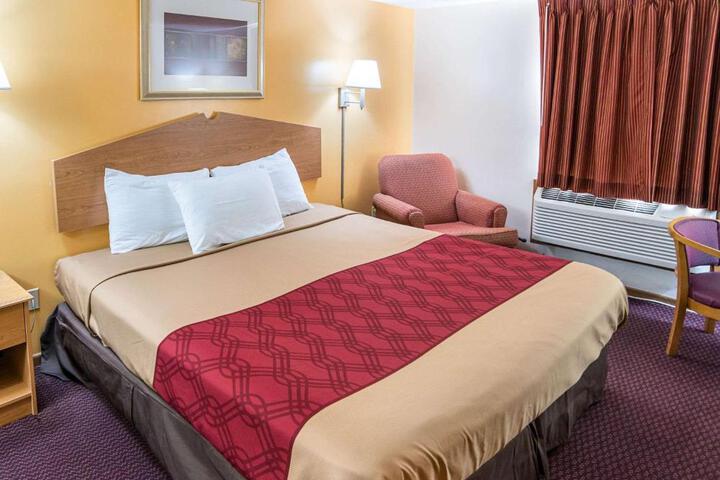 1 King Bed (8 of 9)