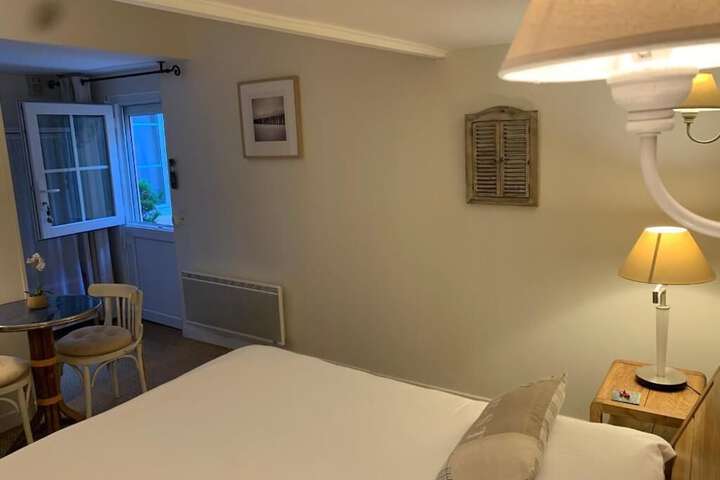 Room 10 of 32