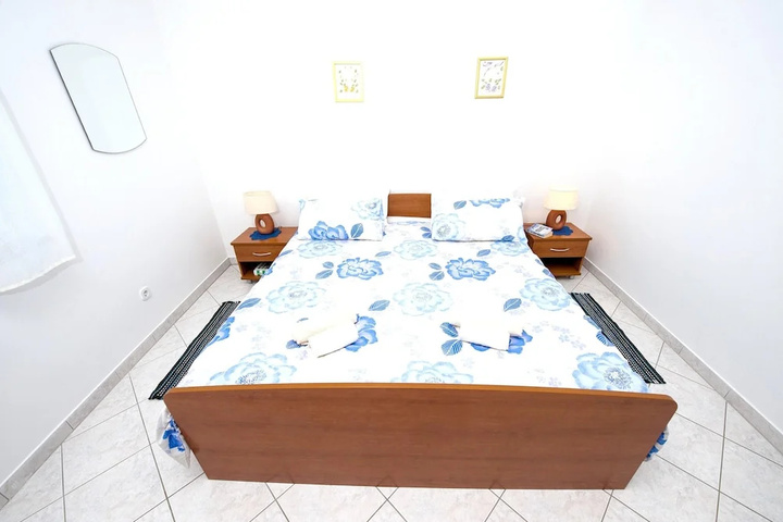 Room 4 of 13