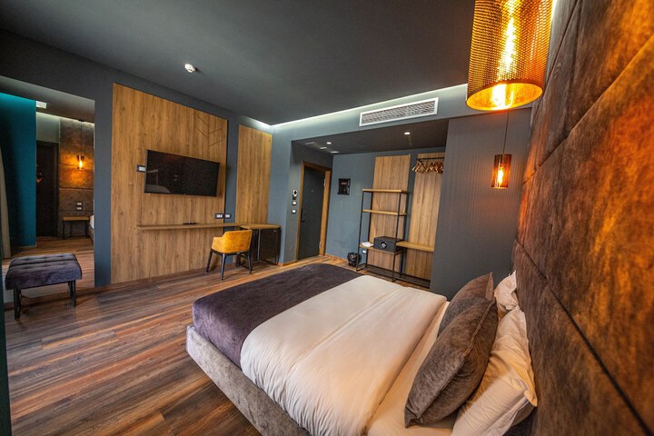 Room 9 of 96