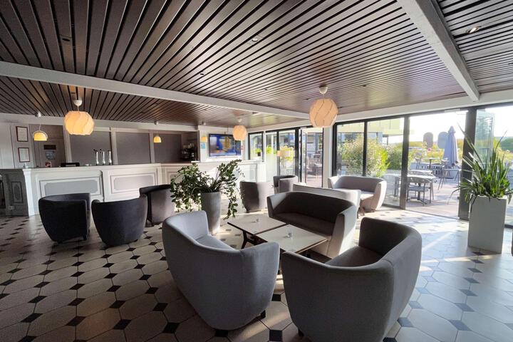 Lounge 79 of 145