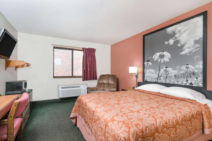 2 Queen Beds (5 of 10)