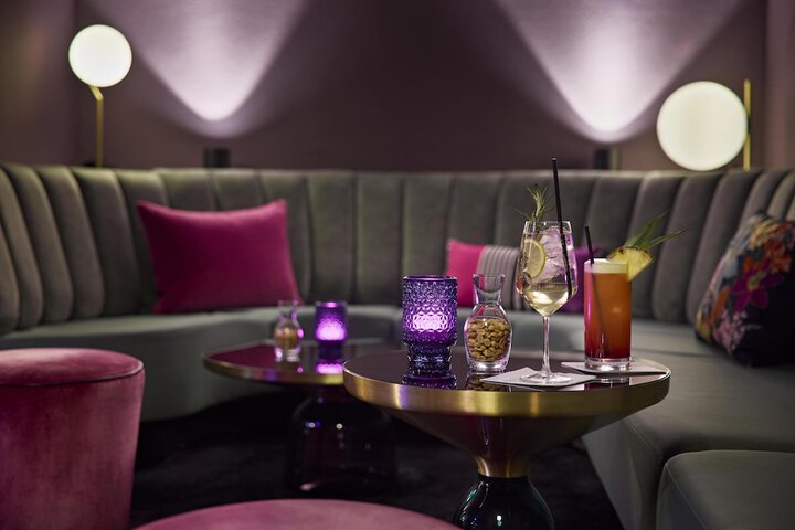 Lounge 52 of 63