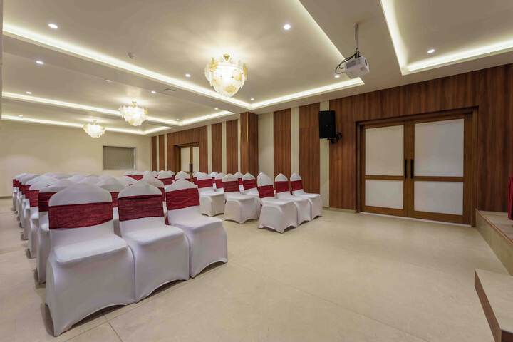 Ballroom/Hall 82 of 97
