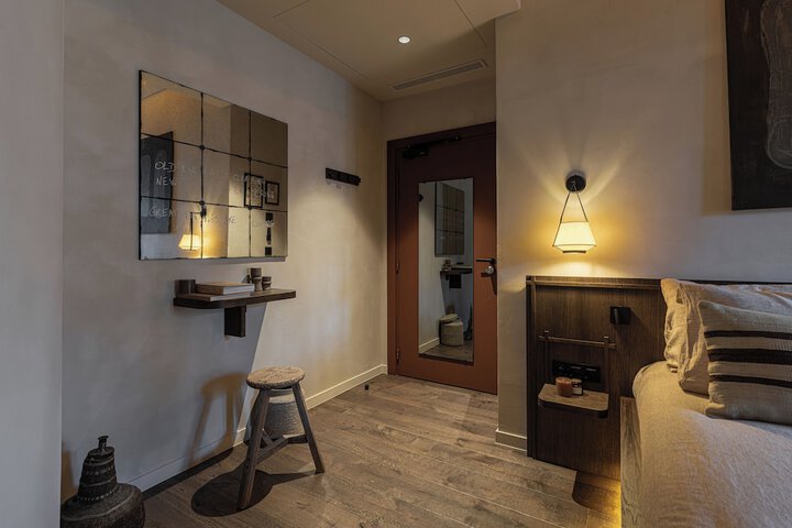 Room 9 of 42