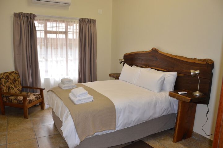 Room 2 of 93