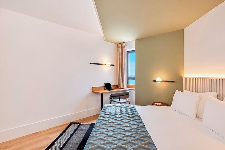 Room 47 of 100