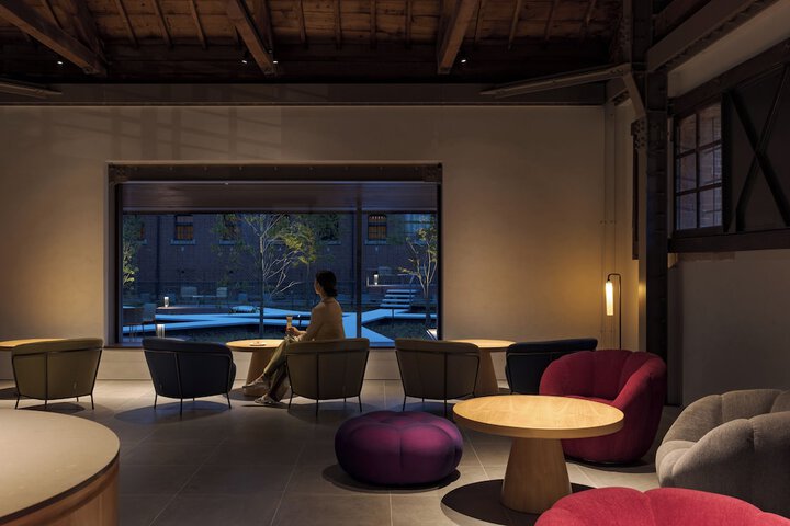Lounge 24 of 41