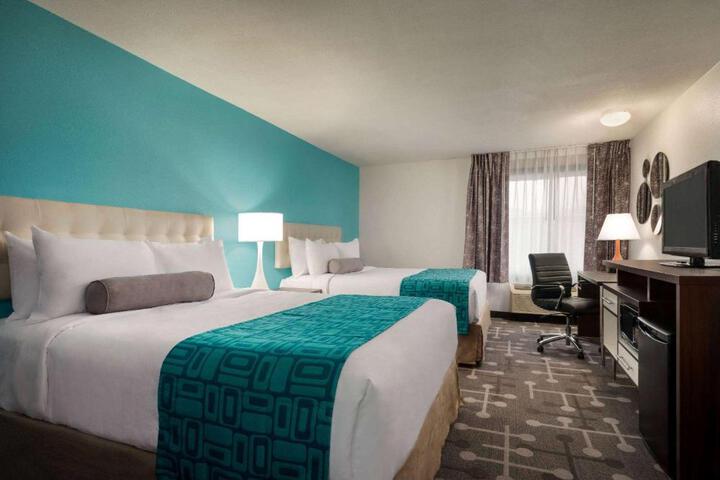 2 Queen Beds (2 of 7)