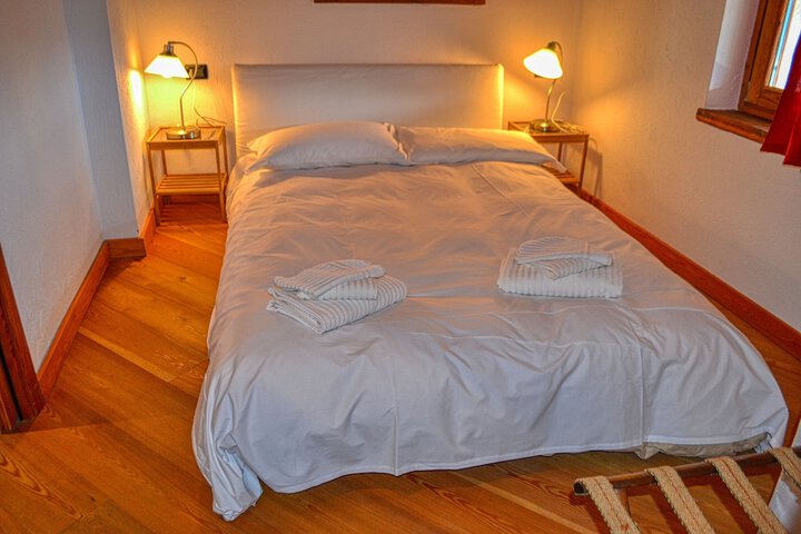 Room 5 of 18