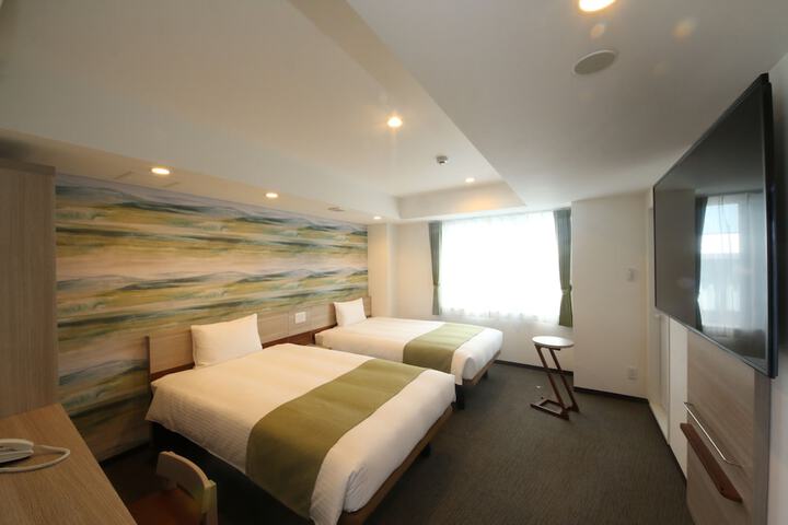 Room 8 of 28