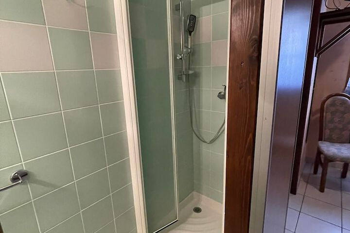 Room 7 of 28
