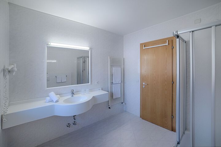 Room 14 of 32