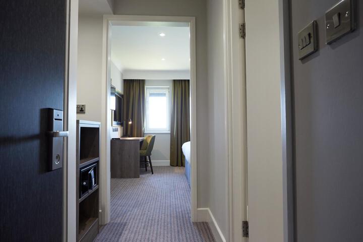 Room 25 of 98