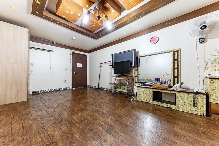 Room 10 of 27