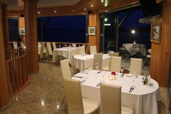 Dining 54 of 81