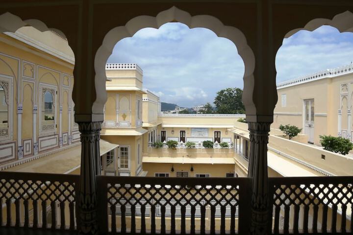 Ballroom/Hall 72 of 103