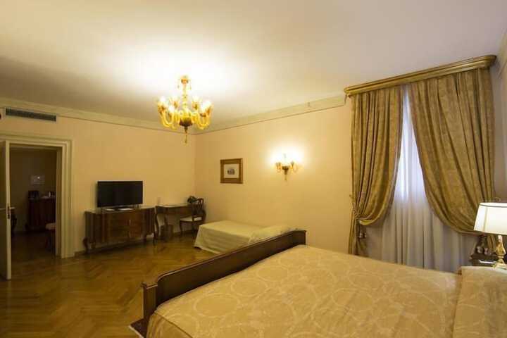 Room 9 of 22