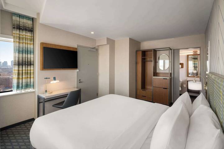 Room 11 of 30