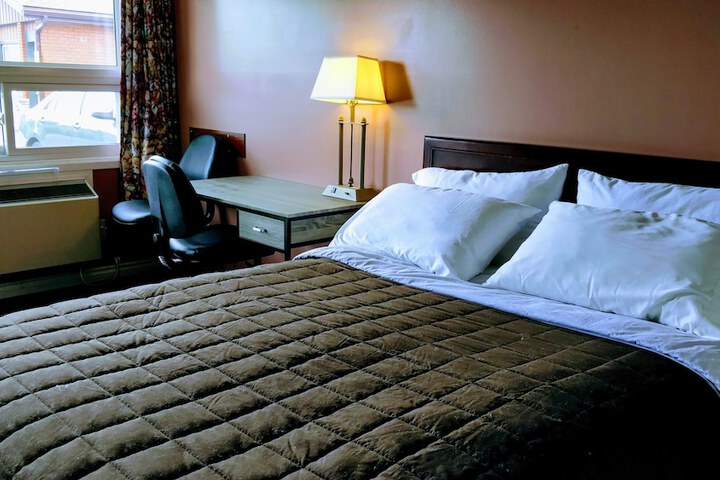 Deluxe Room 1 Queen Bed Courtyard View (12 of 19)