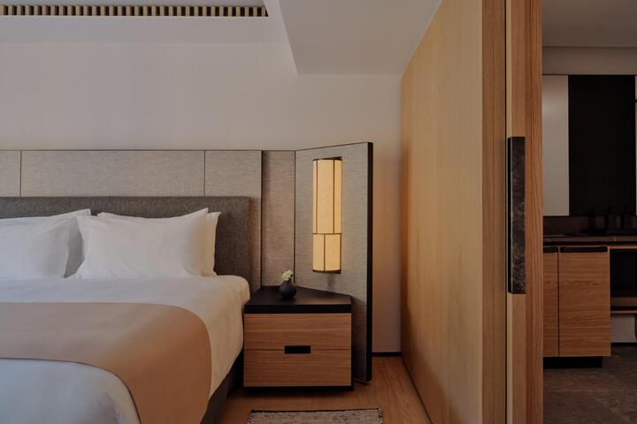 Room 4 of 8