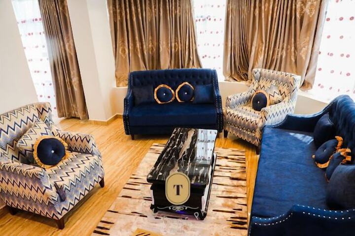 Lounge 17 of 24
