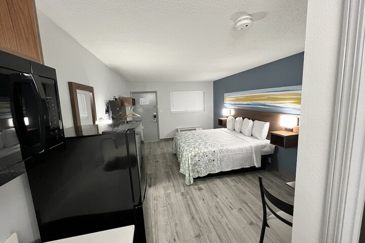 Studio 1 King Bed Smaller Room (4 of 7)