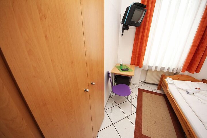 Room 15 of 52