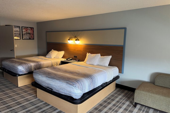 1 Queen Bed (4 of 6)