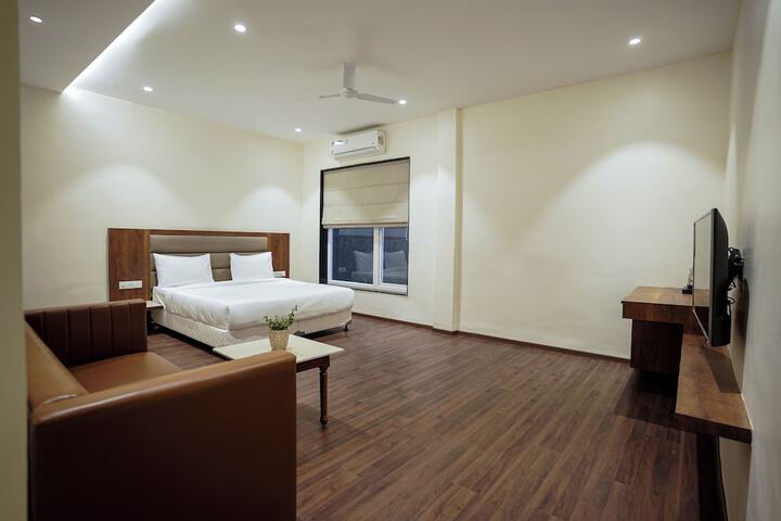 Room 4 of 7