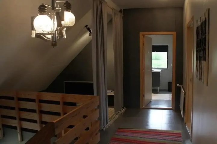 Room 9 of 16