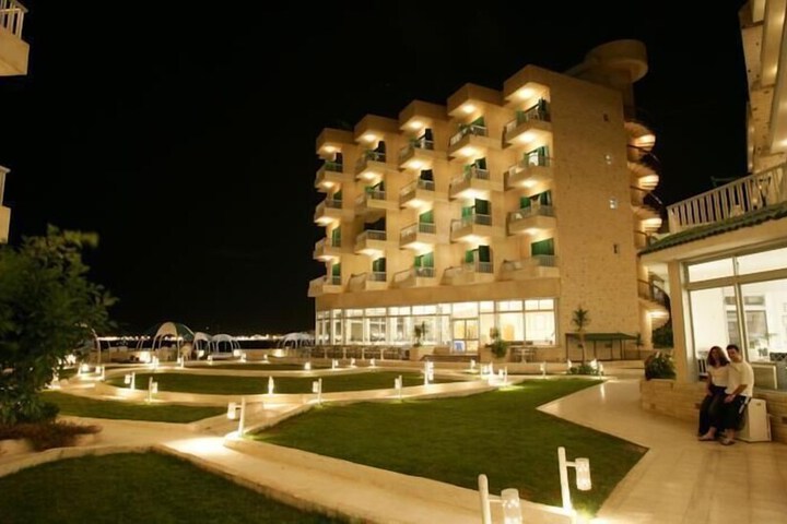 Hotel Exterior 38 of 40