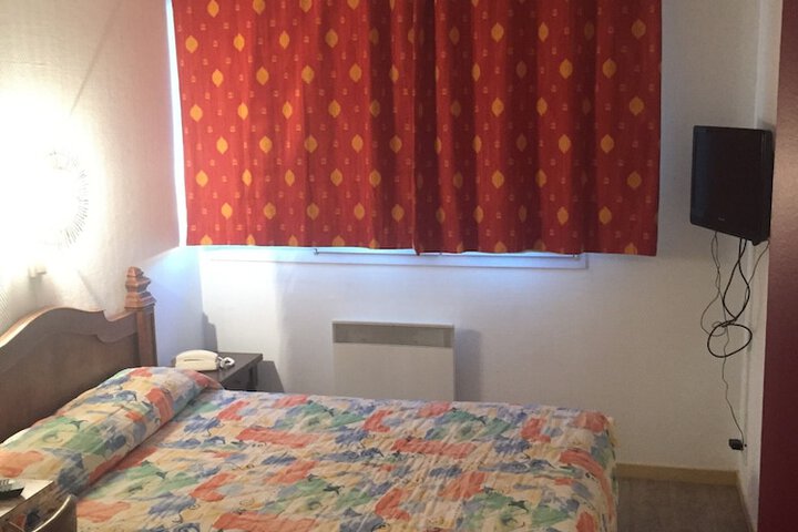 Room 13 of 25