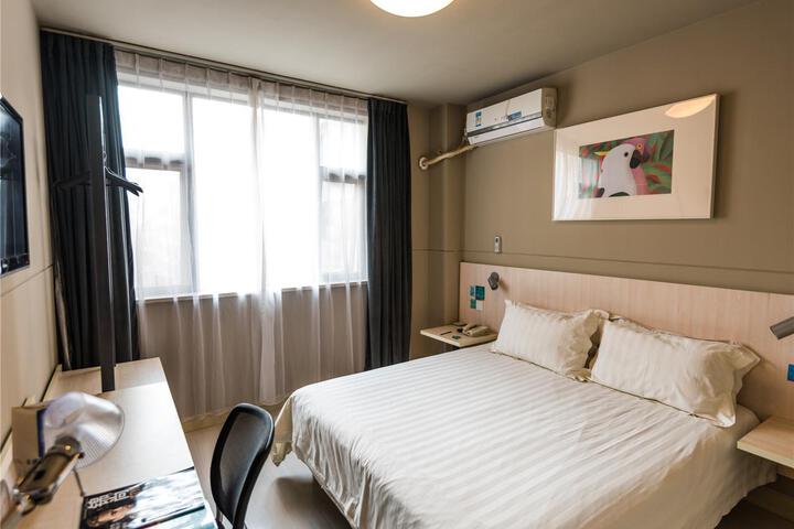 Room 8 of 31