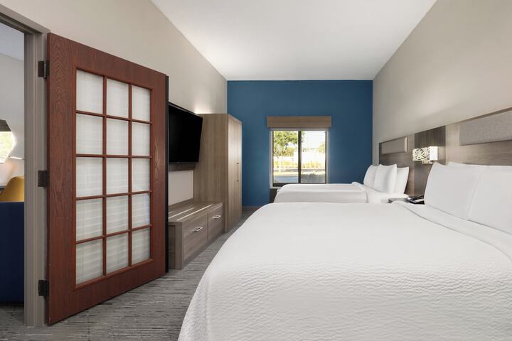 1 King Suite (1 of 10)