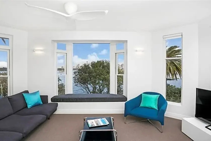 Room 4 of 8