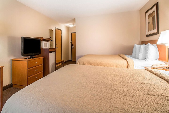 2 Queen Beds (7 of 8)