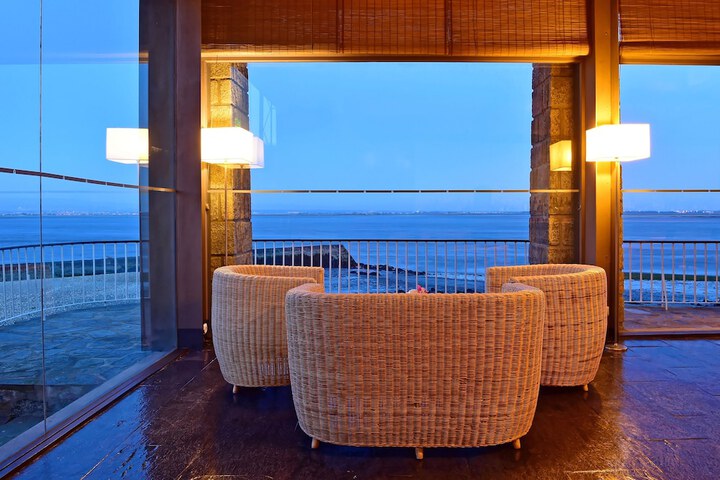 Lounge 32 of 40