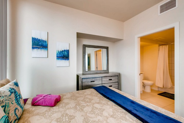Huge 2 BR 2BA walking distance to Convention center in San Diego, CA