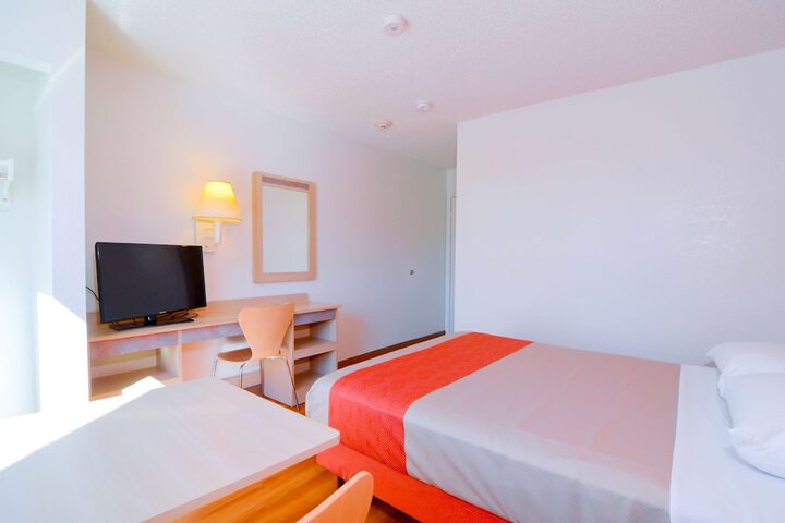 Deluxe Queen Room (1 of 8)