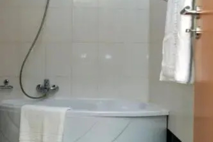 Room 8 of 18