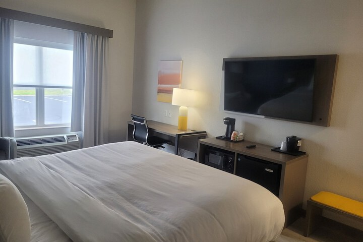1 King Bed (8 of 20)