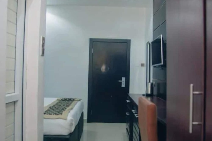 Room 6 of 24