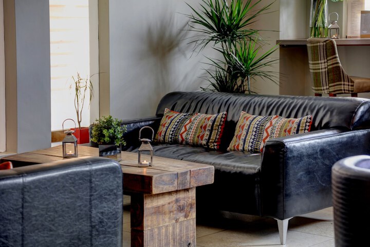 Lounge 98 of 106