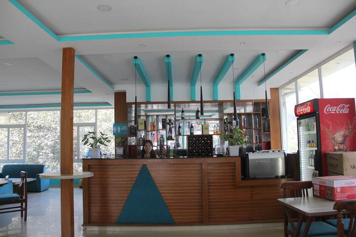 Lounge 12 of 22
