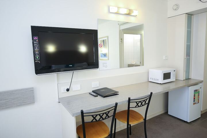 Room 3 of 100