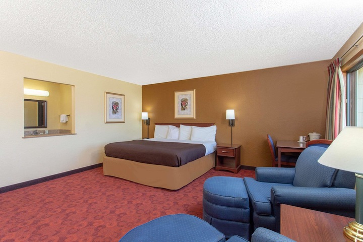 1 King Bed (10 of 17)