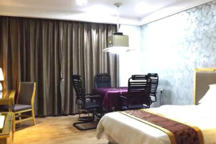 Room 2 of 6